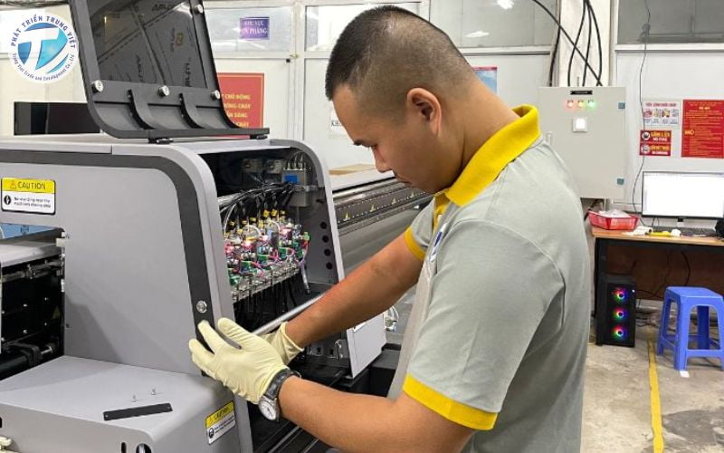 Kỹ thuật viên tại Phát Triển Trung Việt hỗ trợ khách hàng kiểm tra máy